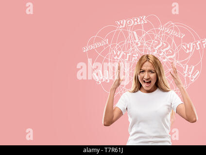 Jeune femme de race blanche avec des pensées très tendance de fond corail contre. L'espace négatif. Concept de la confusion de la pensée, de stress, d'incompréhension, expression du visage, les émotions humaines. Banque D'Images