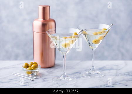 Cocktail Martini aux olives vertes, shaker sur en arrière-plan du tableau. Copier l'espace. Banque D'Images