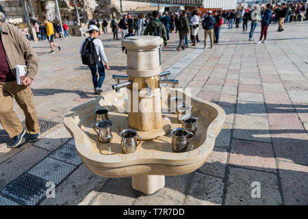 Avec de l'eau et des grues rituel spécial tasses pour se laver les mains à côté du Mur Occidental à Jérusalem. Israël. les gens se lavent les mains Banque D'Images