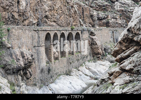 Pont-route dans les gorges de la Scala di Santa Regina, Corse Banque D'Images