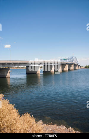 La route 395 traverse la Pioneer Memorial Bridge à Kennewick, Washington. Banque D'Images