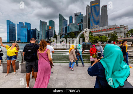 Les touristes se faisant passer pour des photos en face de la statue du Merlion et Singapour, Singapour, en Asie du sud-est Banque D'Images