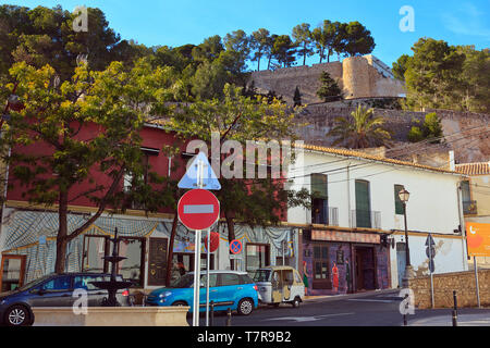 Château de Dénia à Forums Mur street, Costa Blanca, Espagne Banque D'Images