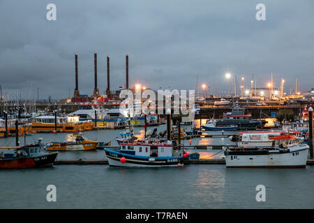 Bateaux amarrés dans la marina de Ramsgate twighlight. Banque D'Images