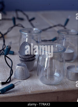 Les petits pots de verre et aluminium cas avec fairy lights Banque D'Images