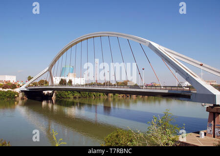 Le Puente de la Barqueta à Séville, Espagne, le 3 avril 2019. Le pont suspendu a été achevé en 1992 pour l'accès à l'Exposition Universelle. Banque D'Images