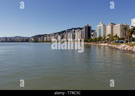 Les toits de la ville de Florianópolis. Région de la promenade le long de la côte de la capitale, dans l'état de Santa Catarina, Brésil. Banque D'Images