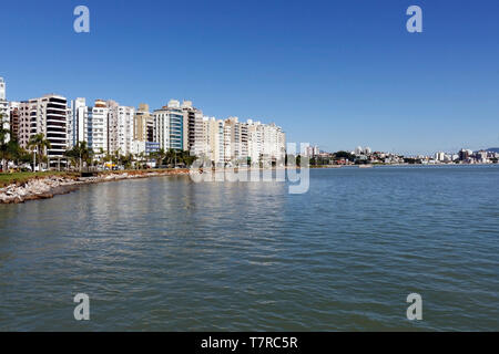 Les toits de la ville de Florianópolis. Région de la promenade le long de la côte de la capitale, dans l'état de Santa Catarina, Brésil. Banque D'Images