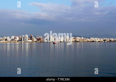 Les toits de la ville de Florianópolis. Région de la promenade le long de la côte de la capitale, dans l'état de Santa Catarina, Brésil. Banque D'Images