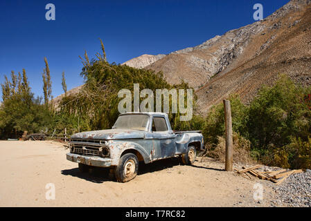 Cochiguaz village est noté pour le Nouvel Âge et également les observations d'OVNIS. Remarque l'objet qui tombe sur la photo ci-dessus l'arbre ! La vallée d'Elqui, Chili Banque D'Images