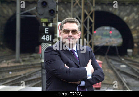 Le chef de l'exécutif de Railtrack Steve Marshall, photographié à la gare de Waverley, Édimbourg, aujourd'hui. 6/4/2001. Banque D'Images