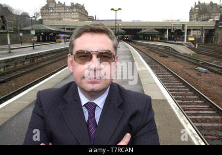 Le chef de l'exécutif de Railtrack Steve Marshall, photographié à la gare de Waverley, Édimbourg, aujourd'hui. 6/4/2001. Banque D'Images