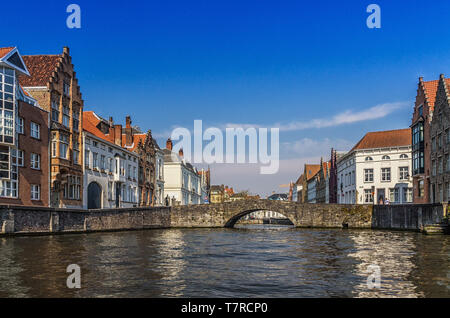 Beau canal et traditionnelles maisons de la vieille ville de Bruges (Brugge), Belgique Banque D'Images