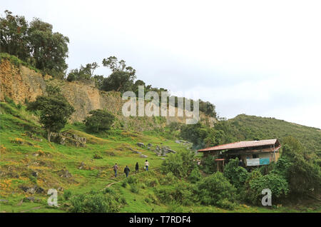 Les visiteurs de Kuelap ancienne citadelle randonnées sur le sommet, Site archéologique de la région d'Amazonas, au nord du Pérou Banque D'Images