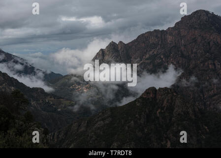 Ville de l'Ota et gorges de Spelunca à partir de la proximité des montagnes Banque D'Images