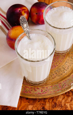 Ayran Doogh ou une boisson au yogourt dilué fait en mélangeant le yaourt avec de l'eau glacée et est populaire dans tout le Moyen-Orient Banque D'Images