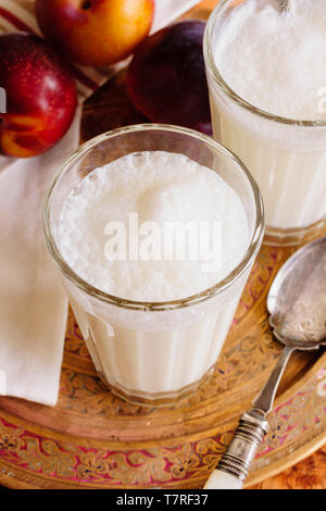 Ayran Doogh dilué ou un verre de lait en mélangeant le yaourt avec de l'eau glacée et est populaire dans tout le Moyen-Orient Banque D'Images