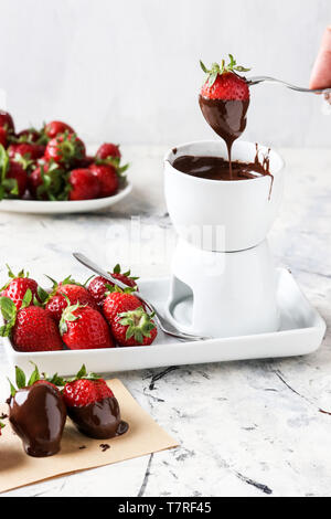 Fondue au chocolat et aux fraises Banque D'Images