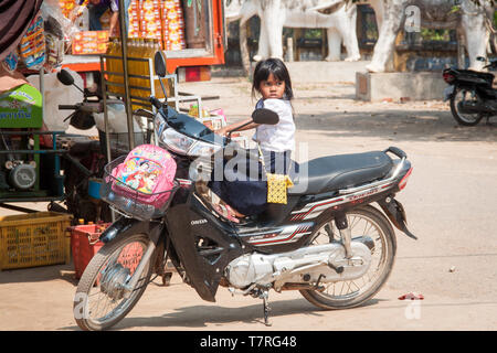 Un enfant assis sur une moto au Cambodge Banque D'Images