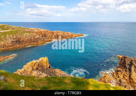 Falaises près de Fanad Head Lighthouse avec vue imprenable sur l'océan Atlantique Nord, sur la péninsule de Fanad, comté de Donegal, en République d'Irlande. Banque D'Images