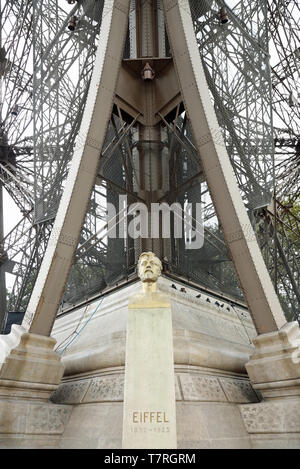 Buste de Gustave Eiffel ingénieur civil bas sa célèbre tour in Paris France Banque D'Images