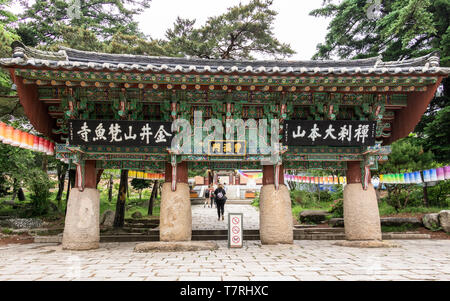 Enciens quartiers Gate, première porte d'entrée, de Iljumun Temple Beomeosa Buddhistic coréen en un jour brumeux. Situé dans Geumjeong, Busan, Corée du Sud, en Asie. Banque D'Images