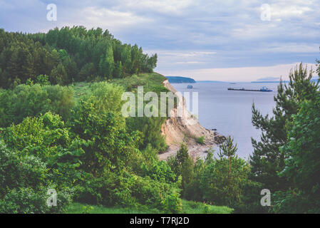 Falaise avec bois de bouleau sur Volga Banque D'Images