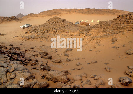 Un groupe de personnes mise en place d'un camping et de préparation pour la nuit dans le désert du Sahara Banque D'Images