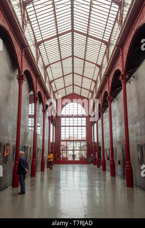 Intérieur de la Mercado Ferreira Borges, exposition et lieu de la musique maintenant, dur Club. Banque D'Images