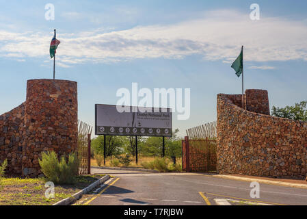 Galton Gate du Parc National d'Etosha en Namibie et le panneau d'entrée Banque D'Images