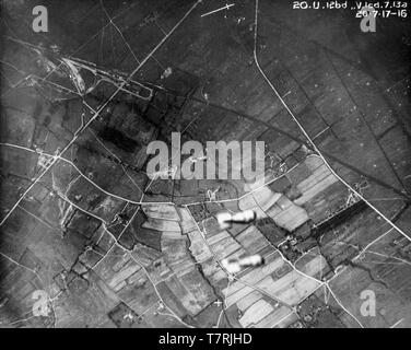 Une remarquable première guerre mondiale britannique contemporain noir et blanc Photographies de bombes larguées d'un avion sur la France. Photographie prise le 20 juillet 1917. Photographie montre clairement des bombes ayant été passé de avion. Banque D'Images