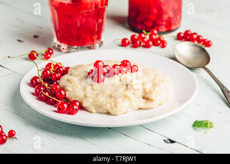 Simple et petit-déjeuner sain avec de porridge et de l'eau infusée aux fruits rouges Banque D'Images