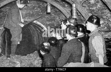 Un vintage press photo montrant l'école la formation comme les mineurs de charbon en Grande-Bretagne - Circa 1940 Banque D'Images