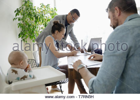 Planificateur financier et de couple avec bébé dans la salle de réunion