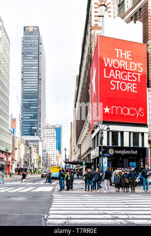 La ville de New York, USA - 7 Avril 2018 : NYC buildings de Herald Square Midtown West 34th Street, 6th avenue de signalisation routière pour Macy's store et Sunglass Hut Banque D'Images