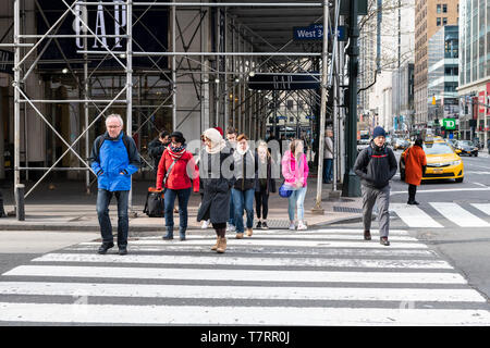 La ville de New York, USA - 7 Avril 2018 : Street View de Herald Square Midtown NYC urbain avec GAP store les gens et les piétons traversant à pied de la 34e rue Banque D'Images