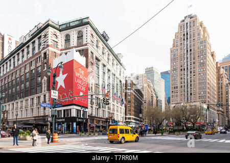 La ville de New York, USA - 7 Avril 2018 : Street View de Herald Square Midtown NYC urbain avec Macy's store, Sunglass Hut, sur l'avenue Banque D'Images