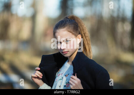 Portrait d'une période de douze ans, fille douce, photoshooting dans le parc au printemps. Banque D'Images