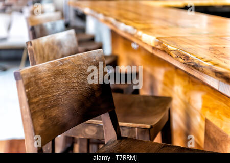 Rangée de tabourets de bar en bois vides par compteur dans un verre pendant la journée libre de pub retro bois et personne ne Banque D'Images