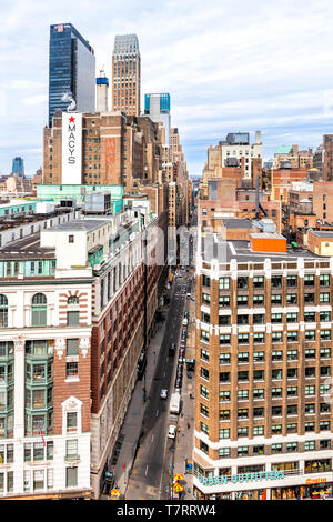 La ville de New York, USA - 7 Avril 2018 : Vue aérienne de la ville urbaine bâtiment sur le toit des gratte-ciel windows à New York Herald Square Midtown avec Macy's store Banque D'Images