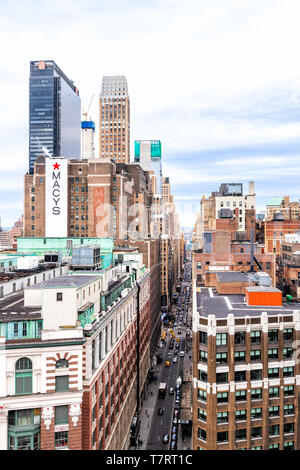 La ville de New York, USA - 7 Avril 2018 : vue verticale du paysage urbain urbain bâtiment sur le toit des gratte-ciel à New York Herald Square Midtown avec magasin Macy's et c Banque D'Images