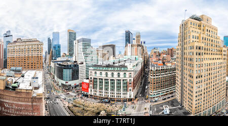 La ville de New York, USA - 7 Avril 2018 : vue panoramique du paysage urbain fisheye bâtiment sur le toit des gratte-ciel à New York Herald Square Midtown avec Macy's st Banque D'Images