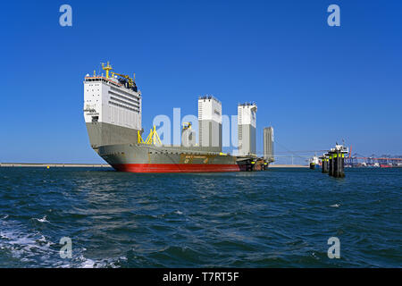 Port de Rotterdam, Pays-Bas - 2019-03-31 : Le plus grand du monde semi-submersible, navire de transport lourd de l'avant-garde de boka (omi n° 9618783) (116175 TPL) accostera au n Banque D'Images