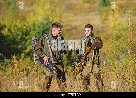 Les forces de l'armée. Camouflage. L'amitié des hommes chasseurs. Les techniques de chasse et d'armes de l'équipement. Comment transformer la chasse en passe-temps. L'uniforme militaire. Les chasseurs de l'homme à coups de fusil. Boot Camp. Gardes-chasse chasseurs. Banque D'Images