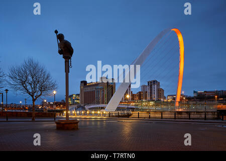 Newcastle sur Tyne iconique Quayside waterfront Monument millénaire pont traversant la rivière Tyne avec statue "rivière" Dieu par André Wallace Banque D'Images