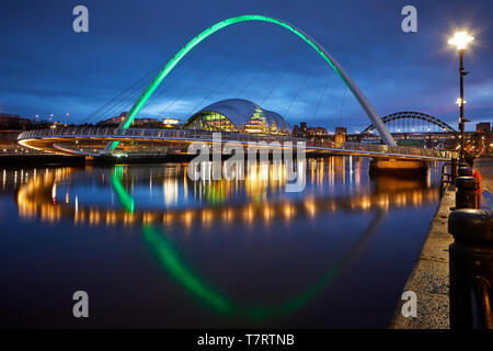 Newcastle sur Tyne iconique Quayside waterfront Monument millénaire pont traversant la rivière Tyne et Sage Gateshead à pour le pont Tyne Banque D'Images