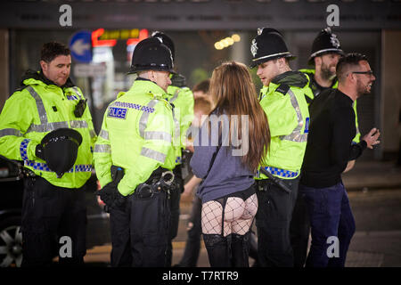 Newcastle sur Tyne iconique des policiers en uniforme travaillant le quart de nuit Banque D'Images