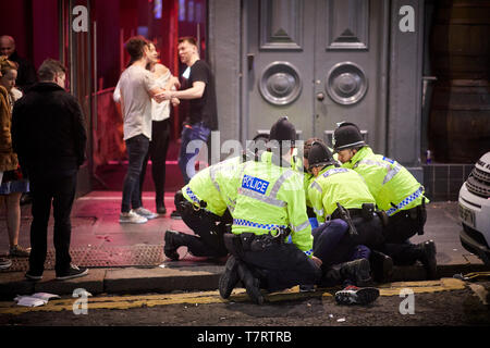 Newcastle sur Tyne iconique des policiers en uniforme travaillant le quart de nuit Banque D'Images