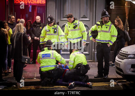 Newcastle sur Tyne iconique des policiers en uniforme travaillant le quart de nuit Banque D'Images