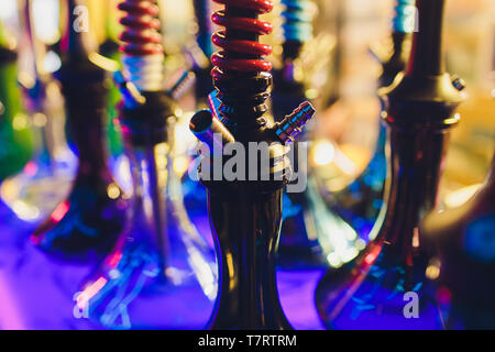 Hookahs verre vide sous la lumière du néon dans le contexte du restaurant. Beau cadre pour insérer du texte. Banque D'Images
